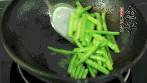 鍋中倒油，油溫7成熱時(shí)，放入四季豆煸炒至變色，然后放入香腸均勻翻炒，加少許清水燜煮1分鐘。