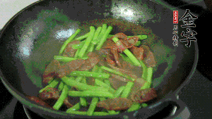 然后再加入鮮蓮子一起翻炒，至熟后加少許鹽調(diào)味就可以了。