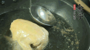 鴿子去毛和內(nèi)臟，處理干凈。大火燒開(kāi)鍋中的水，放入鴿子汆燙3分鐘，撇清血沫，撈出備用。（為了保證湯色純正，肉類(lèi)在煲制前要先去除殘留的血水，煲湯時(shí)一定要冷水下鍋，這樣肉里的蛋白質(zhì)才可以充分地溶解到湯里，湯的味道才會(huì)鮮美。）