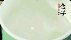 鍋中盛涼水，放入汆燙好的鴿子、火腿片、生姜片。