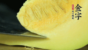 胡蘿卜切滾刀塊，小南瓜取一半去籽去皮切塊備用。