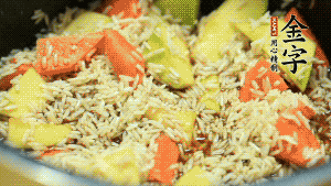 加入切好的胡蘿卜塊和南瓜塊、鹵牛肉塊攪拌均勻。放入電飯煲，按“煮飯模式”。