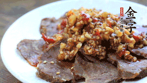 最后把醬汁淋到牛肉上即可，撒上芝麻、香菜。也可以把牛肉和醬汁攪拌均勻，讓牛肉與醬汁更加入味。