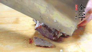 金字鹵牛肉打開(kāi)包裝，把牛肉切成片狀。（眼見(jiàn)為實(shí)，用一整塊牛肉鹵制的鹵牛肉哦，牛肉的香氣感覺(jué)撲鼻而來(lái)有木有！?。。?>
					</div>
					<span>步驟 6/7</span>
					<p>金字鹵牛肉打開(kāi)包裝，把牛肉切成片狀。（眼見(jiàn)為實(shí)，用一整塊牛肉鹵制的鹵牛肉哦，牛肉的香氣感覺(jué)撲鼻而來(lái)有木有?。。。?/p>
				</li><li>
					<div   id=