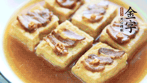 裝盤時(shí)，撒上蔥花裝飾。