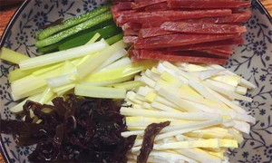 黑木耳泡發(fā)，黑木耳、韭黃、雷筍、青椒切成絲。