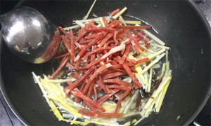 火腿絲、筍絲、黑木耳絲汆水后，瀝干。