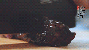 金字風(fēng)味醬肉切小塊。