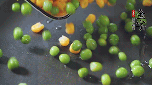 鍋7成熱時(shí)，下豌豆、玉米翻炒，再依次放醬肉、洋蔥碎、木耳碎。