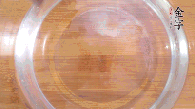 金字火腿切小片，浸泡5分鐘。