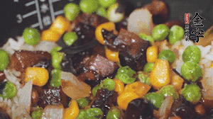 出鍋前加蠔油、生抽調(diào)味，撒點(diǎn)熟白芝麻即可。