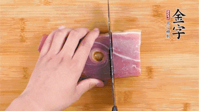 金字火腿切片，老豆腐切成塊，海鮮菇洗凈。