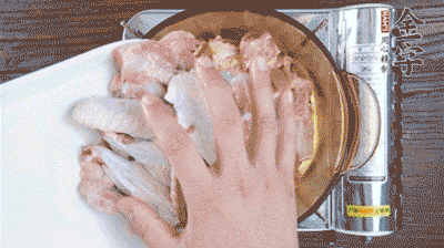 加料酒、蔥姜焯水2分鐘，清洗備用。