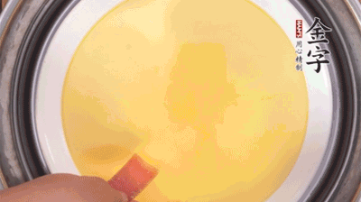 將火腿片均勻鋪上，繼續(xù)蒸6分鐘。