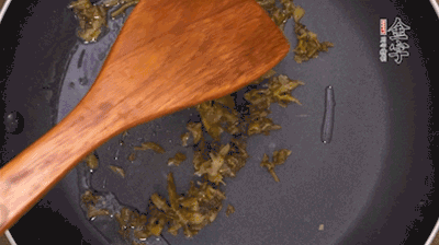 鍋中3成油溫時，下雪菜、辣椒圈翻炒40秒。