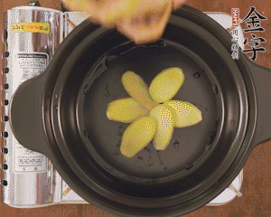 準備土砂鍋，放姜片、鴿子、火腿片、蔥結(jié)、料酒，加沒過食材多些的清水，中小火燉煮。