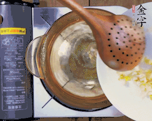 春筍丁焯水，1分鐘后加火腿丁一同汆燙1分鐘。