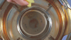 金字淡咸肉加姜片、料酒，冷水入鍋焯水。