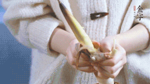 春筍切滾刀塊，加少許鹽，焯水備用。