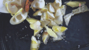 將淡咸肉、春筍、五花肉一起放入鍋中。