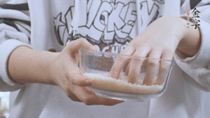 大米提前放浸泡1小時(shí)。