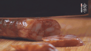 金字麻辣香腸切片，小青菜焯熟備用。