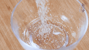 制作醬汁：1湯匙蠔油、1湯匙涼開水、2湯匙生抽、1/2湯匙白砂糖、少許辣椒圈。