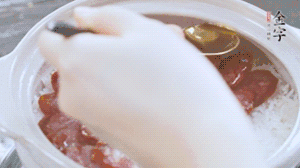 沿鍋邊倒一圈食用油蓋蓋，繼續(xù)小火燜8分鐘。