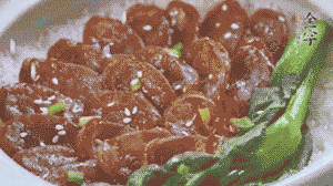 燜好后放入小青菜，均勻淋上醬汁，撒上蔥花或芝麻即可。