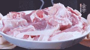 新鮮羊肉冷水入鍋，加姜片、清水焯水，除去血沫。