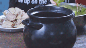 另起砂鍋，依次放入蘿卜、羊肉、火腿蹄片，加料酒、清水沒過食材。