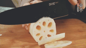 蔬菜清洗干凈切片。