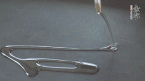 鍋中加少許油，爆香蔥姜蒜、香料 ，喜歡麻的也可以加點花椒！接著放入郫縣豆瓣醬煸炒出紅油。