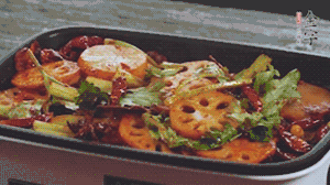 加入金字麻辣香腸，翻炒5分鐘左右。再加入之前準備好的蔬菜，翻炒均勻，最后放入蝦。