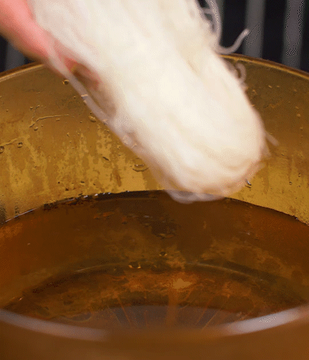 青番茄切片、金字臘肉切薄片、小米辣線椒切圈。