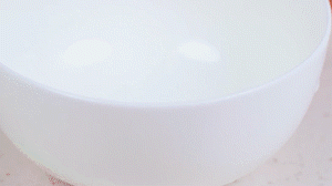 香腸切片，南瓜洗凈去皮切小塊，洋蔥切絲，米淘洗干凈備用。