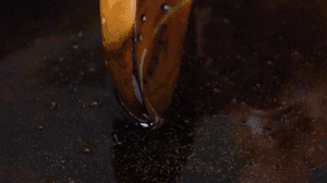 茄子切成長(zhǎng)條，拍上生粉入油鍋炸制。