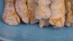 炸制油溫在7成左右，茄子炸至金黃色即可撈出。