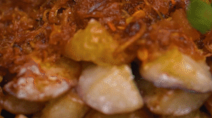 把茄子一條一條的擺好放在盤子上，上鍋蒸制3到4分鐘，出鍋后撒上蔥花。