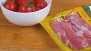 洋蔥、土豆切丁塊，火腿切小片，小番茄對(duì)半切開(kāi)。