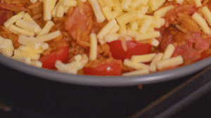 烤箱上下火180度預(yù)熱，將米飯分別盛入容器中。表面均勻的撒上馬蘇里拉芝士碎，放進(jìn)烤箱中層烤20分鐘左右，待芝士融化上色即可。