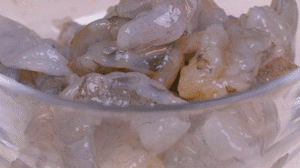 蝦去殼去蝦線，加姜絲、鹽腌制15分鐘，微煎1分鐘備用。