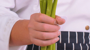 蘆筍刨去老筋，斜切小段。