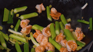 加入煎好的蝦仁，XO醬，以適量鹽、糖進行調(diào)味翻炒。