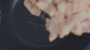 把雞、火腿、椰子水、椰肉、姜、紅棗放入電飯鍋，按下煲湯功能。