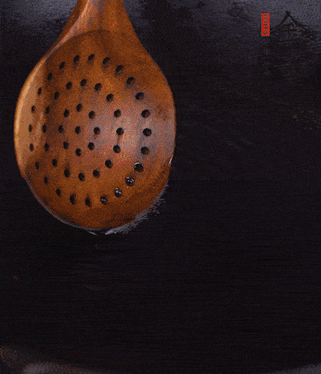 鍋中多倒些花生油，油溫達80度時，下芋頭丁炸 40 秒，直到表皮金黃，撈出待用。