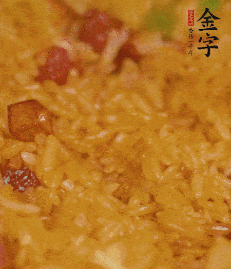 放一撮鹽、生抽少許，倒入炸好的芋頭。最后撒蔥花、蒜末翻炒均勻。