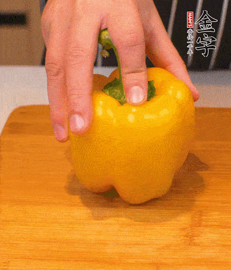 干花菇提前泡發(fā)，胡蘿卜、青椒、黃椒和花菇切丁，小紅椒切圈，小蔥切末。