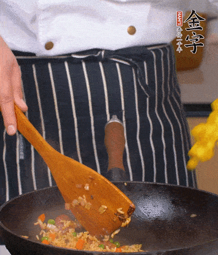 加咖喱塊、少許鹽、白糖調(diào)味，炒至咖喱塊融化后，倒米飯，翻炒至每粒米飯都包裹上咖喱，再放黃椒、青椒粒，出鍋前加菠蘿粒和小蔥翻拌均勻。