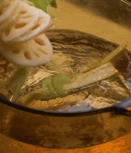 把玉米筍（對半切開）、西芹（切斜片）、蓮藕（切片），放入開水鍋內(nèi)，加點少許鹽、油，汆燙2分鐘。